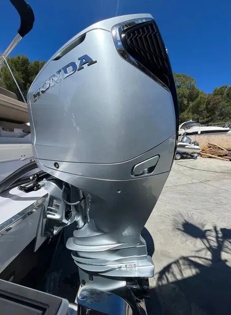 Moteur hors-bord Honda 350 Cv d'occasion disponible à la vente d'occasion à La Londe les Maures près de Hyères