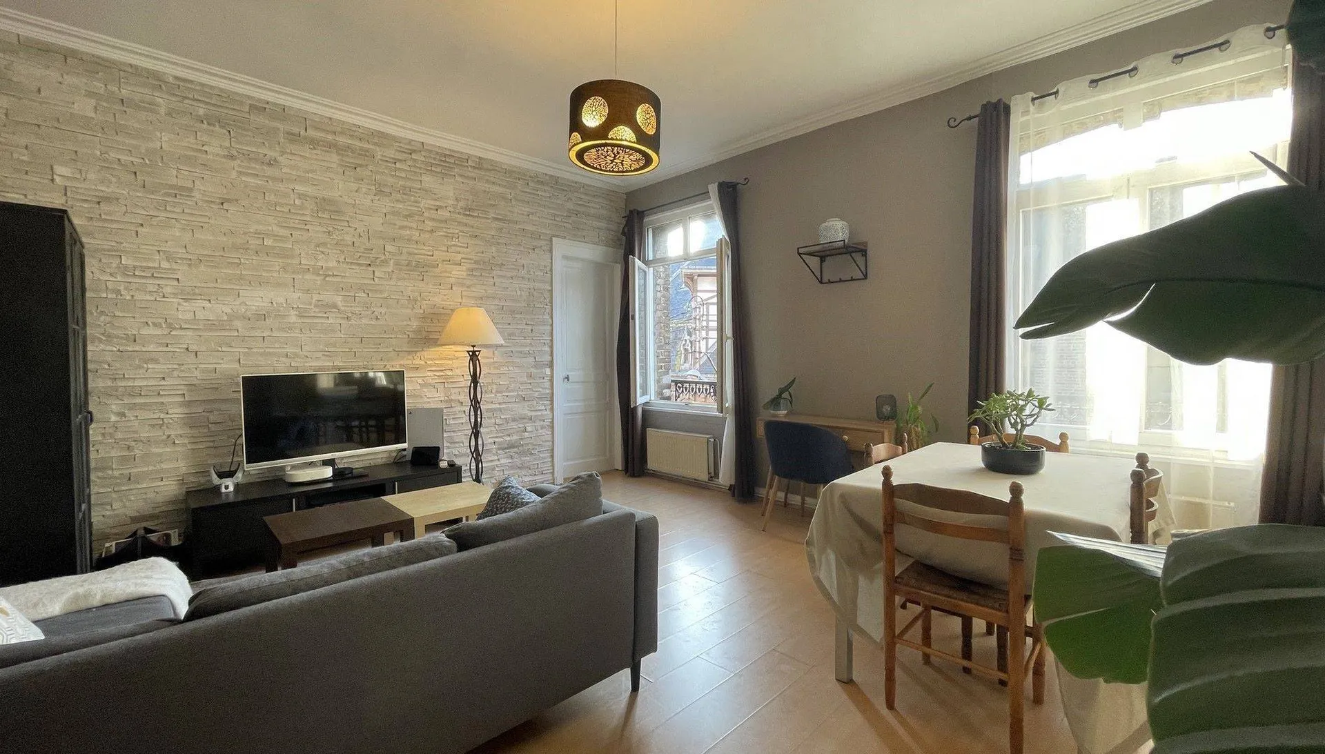 Appartement lumineux avec belles prestations : Entrée, séjour/salon, cuisine équipée, salle d’eau, WC indépendant, et deux chambres en enfilade.