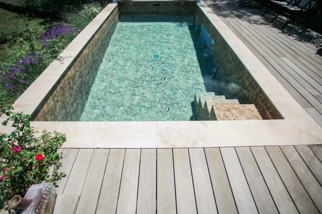 Découvrir des réalisations de piscines haut de gamme et sur mesure en béton dans le Gard