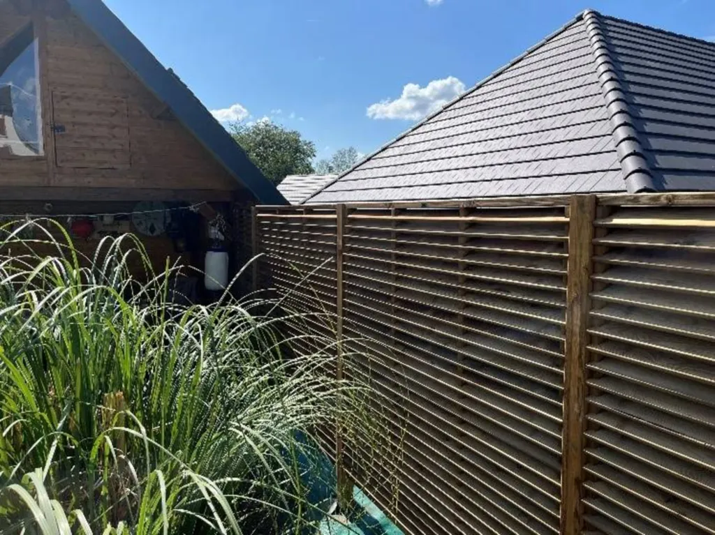 Arrachage de haie pour pose de clôture brise vue en bois par nos artisans paysagistes sur Etretat 76