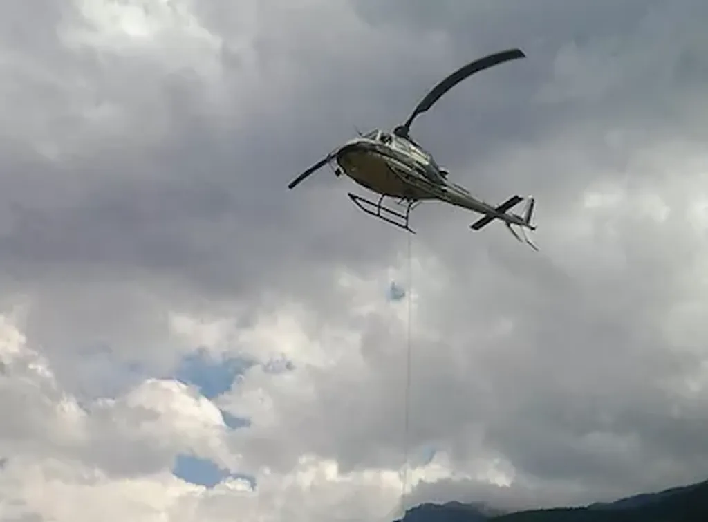 Approvisionnement par hélicoptère en haute montagne, dans les alpes maritimes