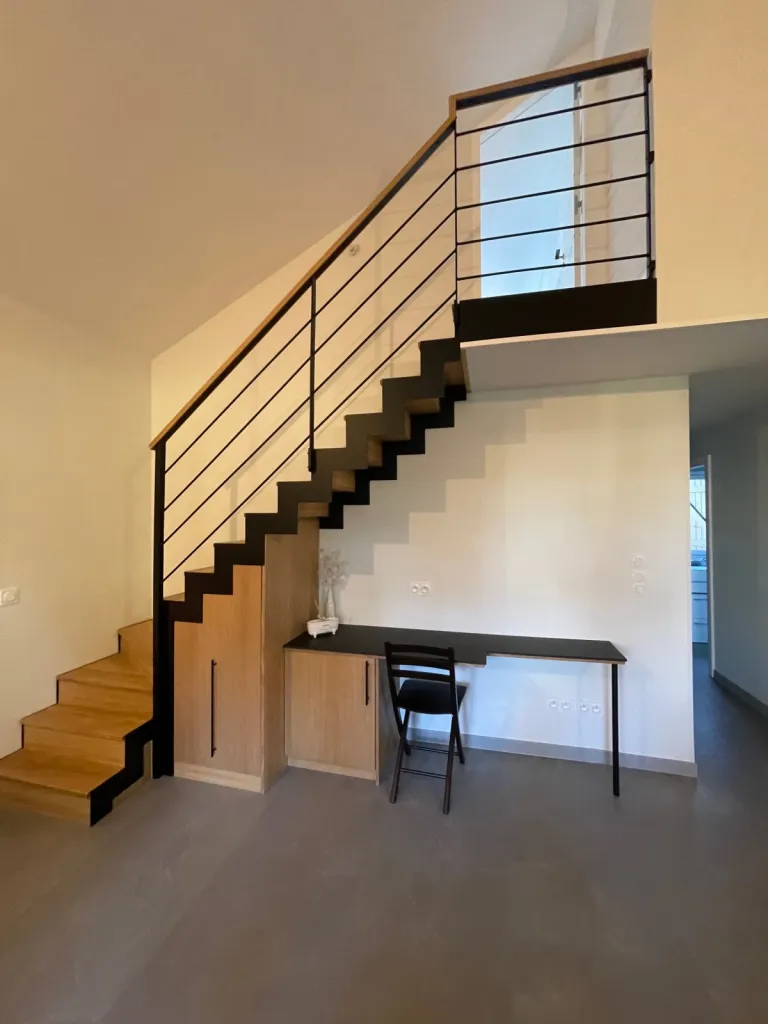  Fabrication et pose d’un escalier avec bureau à Bordeaux