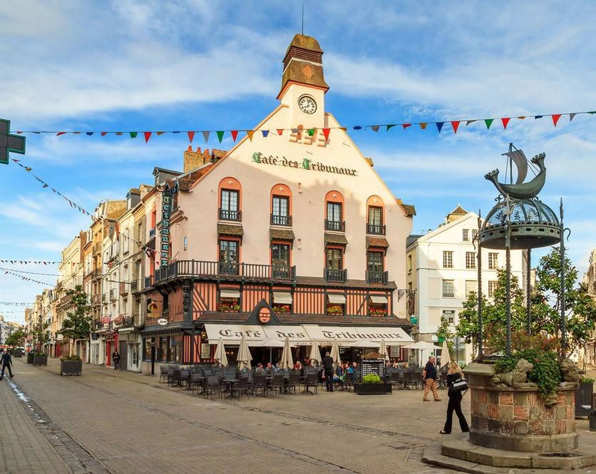 À vendre : Vue extérieure pittoresque - Découvrez l’environnement charmant de Dieppe, où se trouve la Résidence 16 V.H, un emplacement stratégique et privilégié.