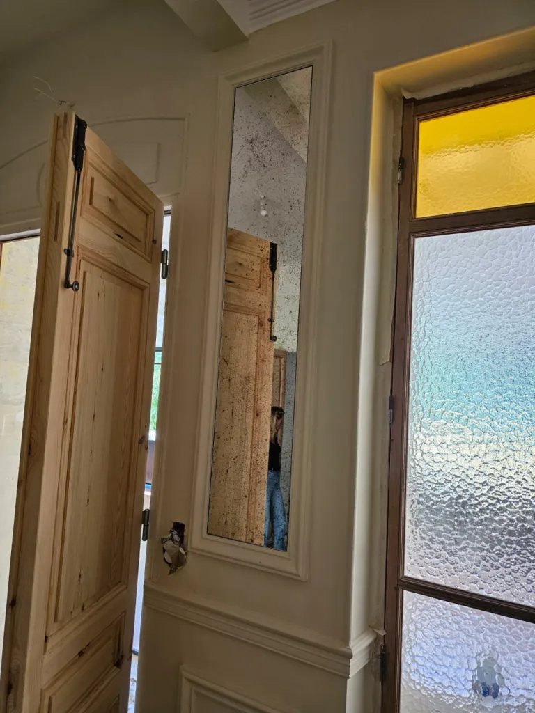 Rénovation de fenêtres anciennes avec pose de vitrage de couleur pour l'hôtel particulier 