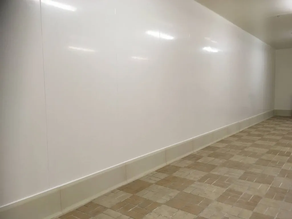 Pose de plinthes en béton polymère pour Hâloirs