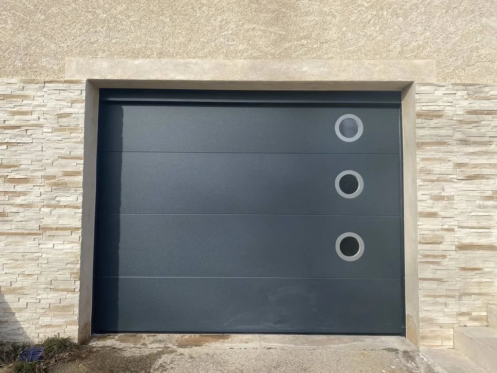 Pose d'une porte de garage sectionnelle en aluminium de couleur gris anthracite RAL 7016 à Rustrel dans le 84