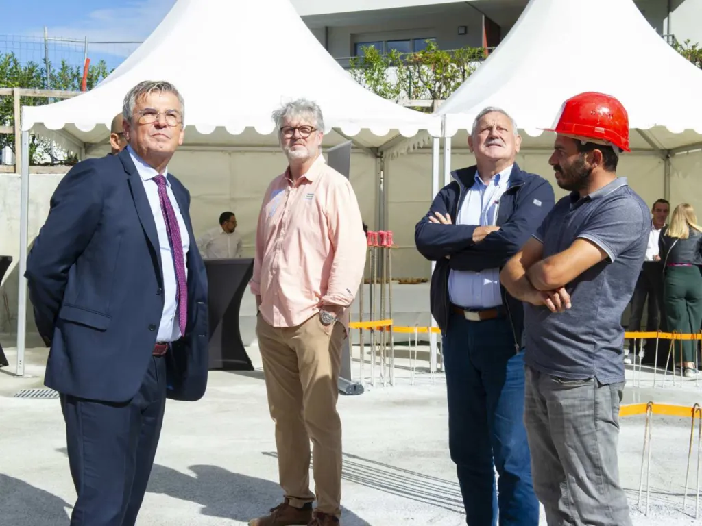 Photographe Pose de Première Pierre 