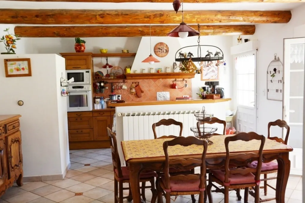 Dans le Comtat Venaissin, à vendre, mas ancien rénové avec piscine et terrasses en  