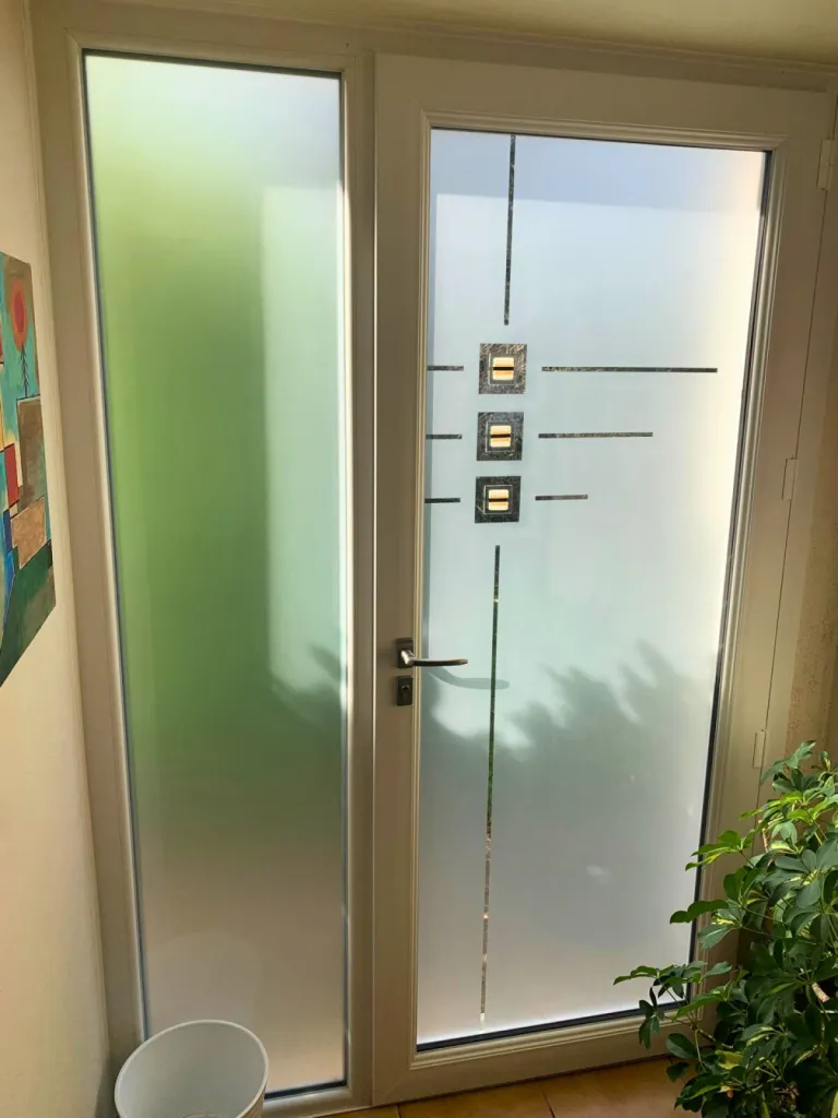 rénovation porte d'entrée PVC fabriquée en France avec vitrage décoratif à Meyzieu près de Bron dans le Rhône