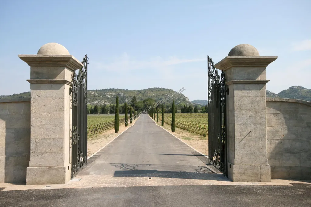 Chateau d'Estoublon à Fontvielle, dans la vallée des Baux de Provence