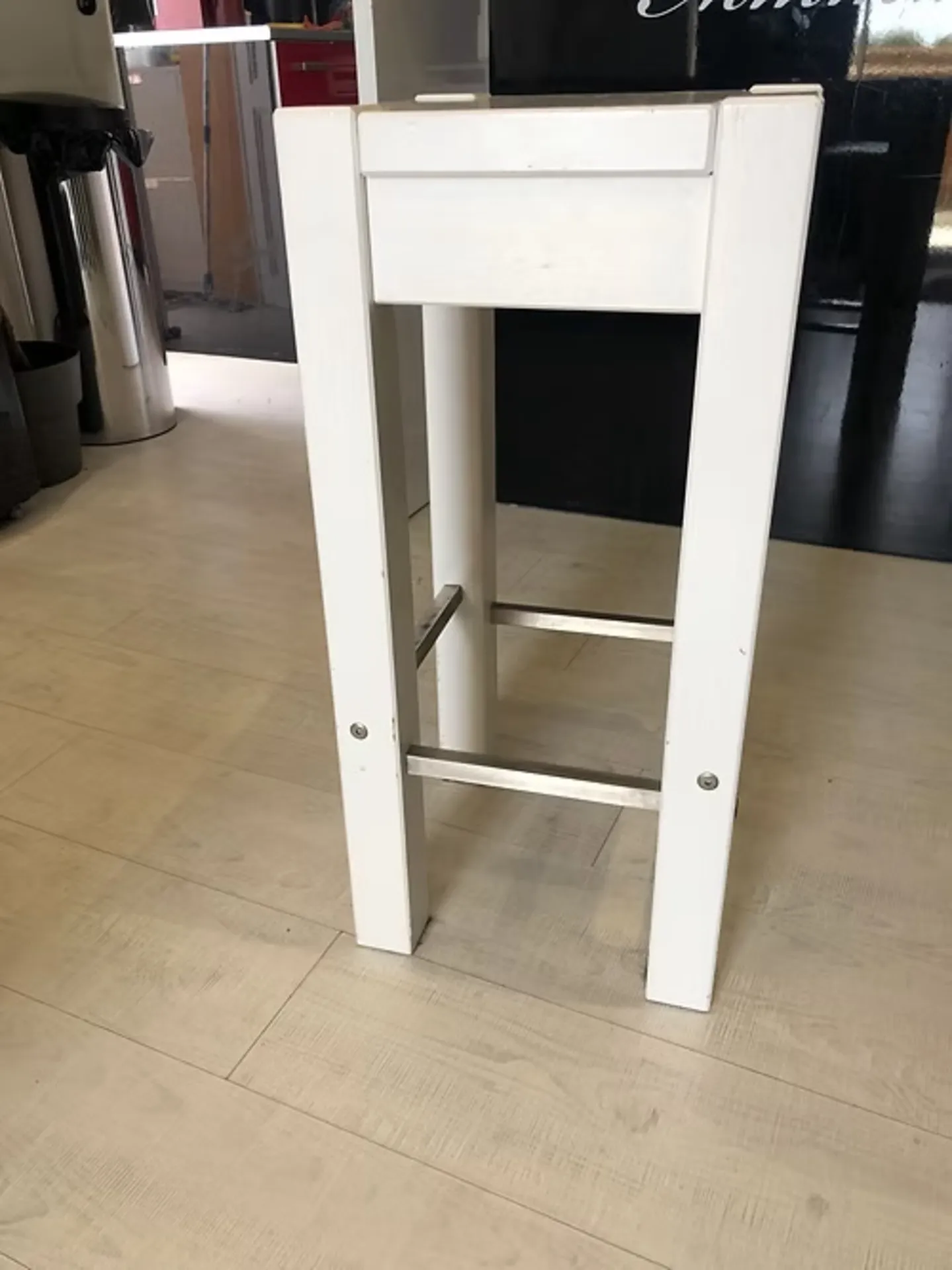 LOT DE 2 CHAISES DE BAR BLANCHES BOIS / METAL