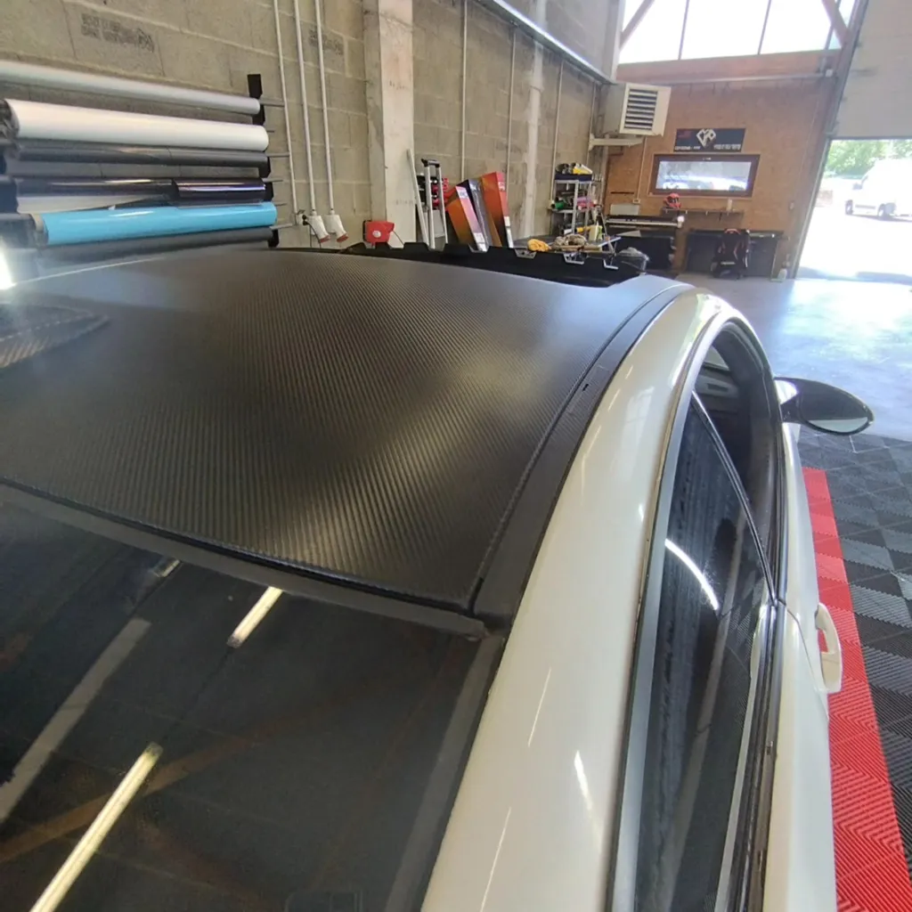 Covering carbone 3M satin sur toit et antenne de BMW M3 E92 à Clermont-Ferrand