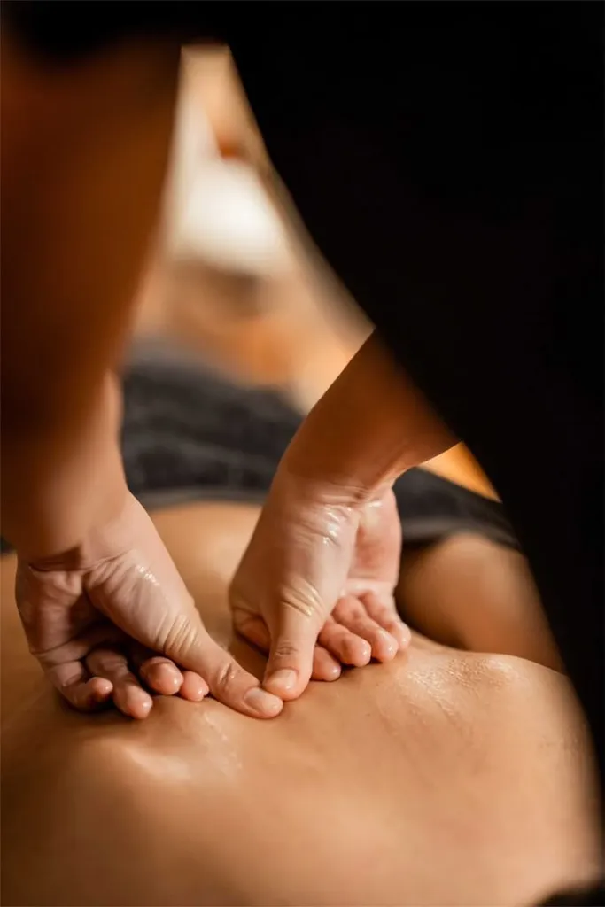 Massage relaxant du dos avant mariage dans un institut de beauté à Toulouse Croix-Daurade chez Joslayhair & Beauty