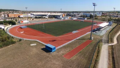 Piste athlétisme en résine et son terrain synthétique de rugby