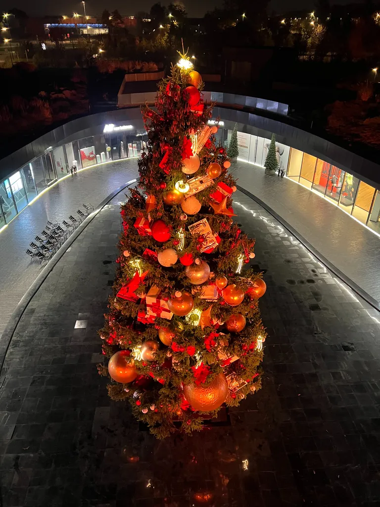 Pose d'un sapin de Noël décoré de 15m de haut avec guirlande et lumière pour la patio d'un centre commercial à Cannes