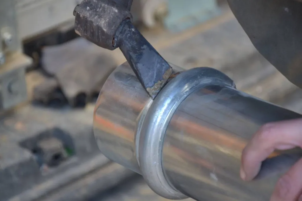 Zinguerie complète à Bagnols avec pliage personnalisé pour solins abergement de cheminée et gouttières Zinguerie complète à Bagnols avec pliage personnalisé pour solins abergement de cheminée et gouttières