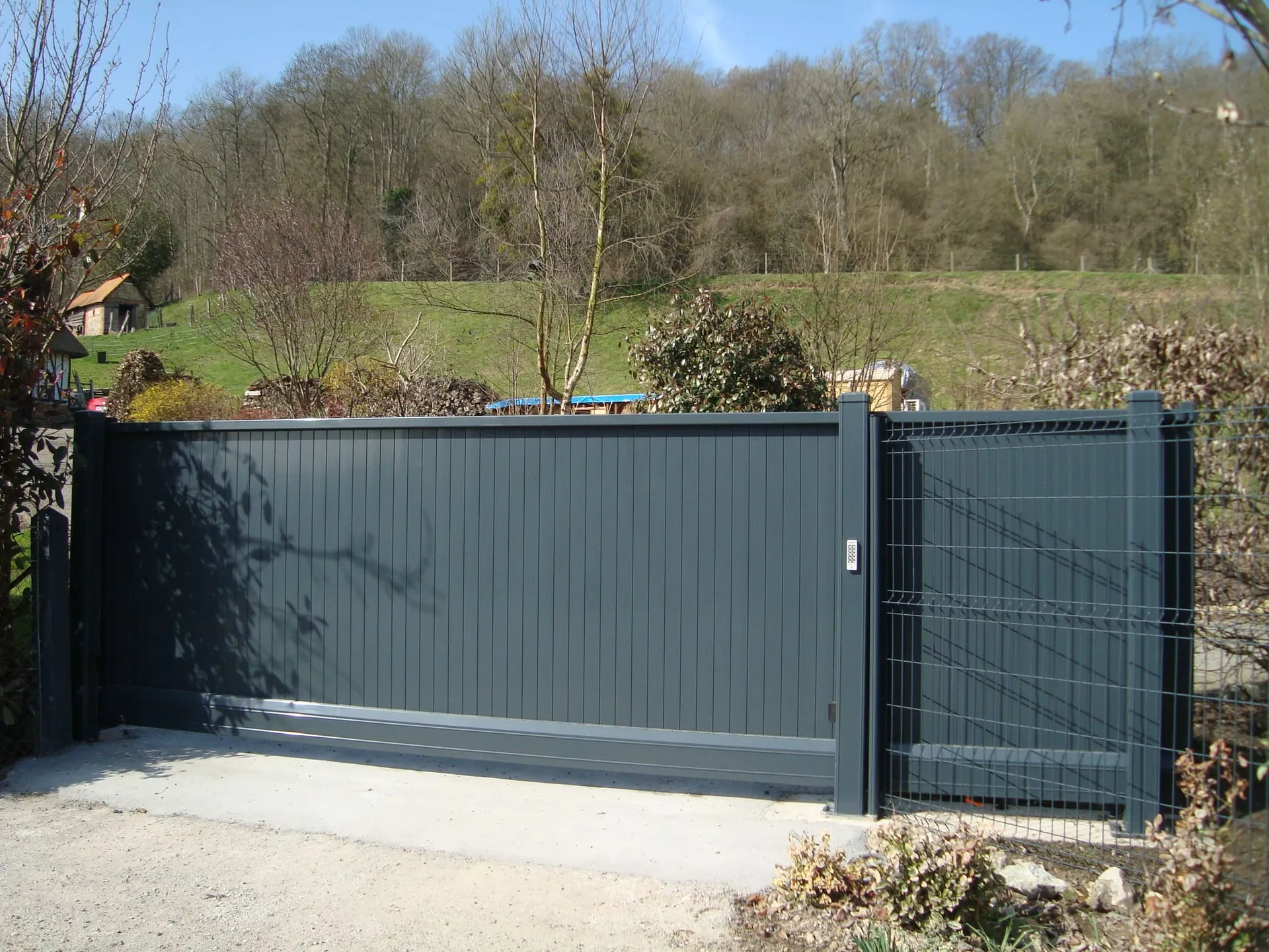 Installation de Portail autoportant motorisé en aluminium, Fermetures industrielles et Portails de copropriétés à Rouen et sa région ou agglomération en Seine-Maritime 76