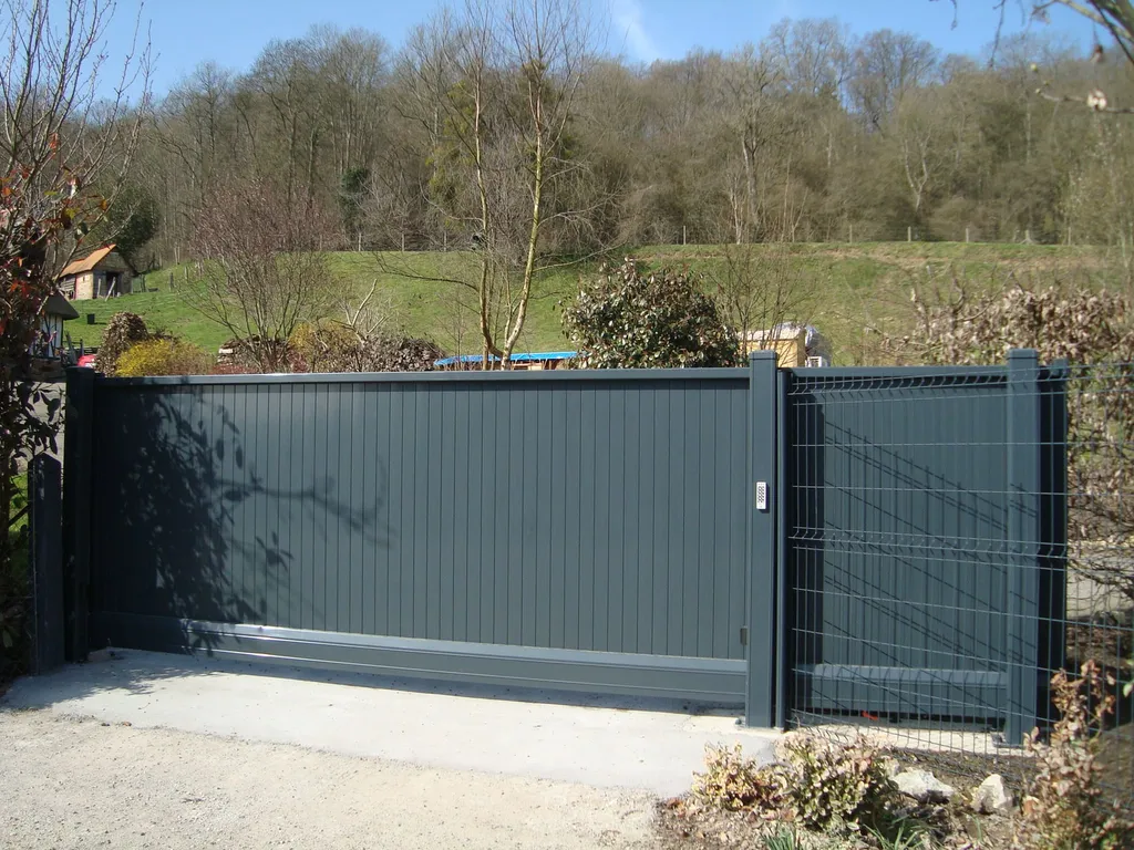 Installation de Portail autoportant motorisé en aluminium, Fermetures industrielles et Portails de copropriétés à Rouen et sa région ou agglomération en Seine-Maritime 76