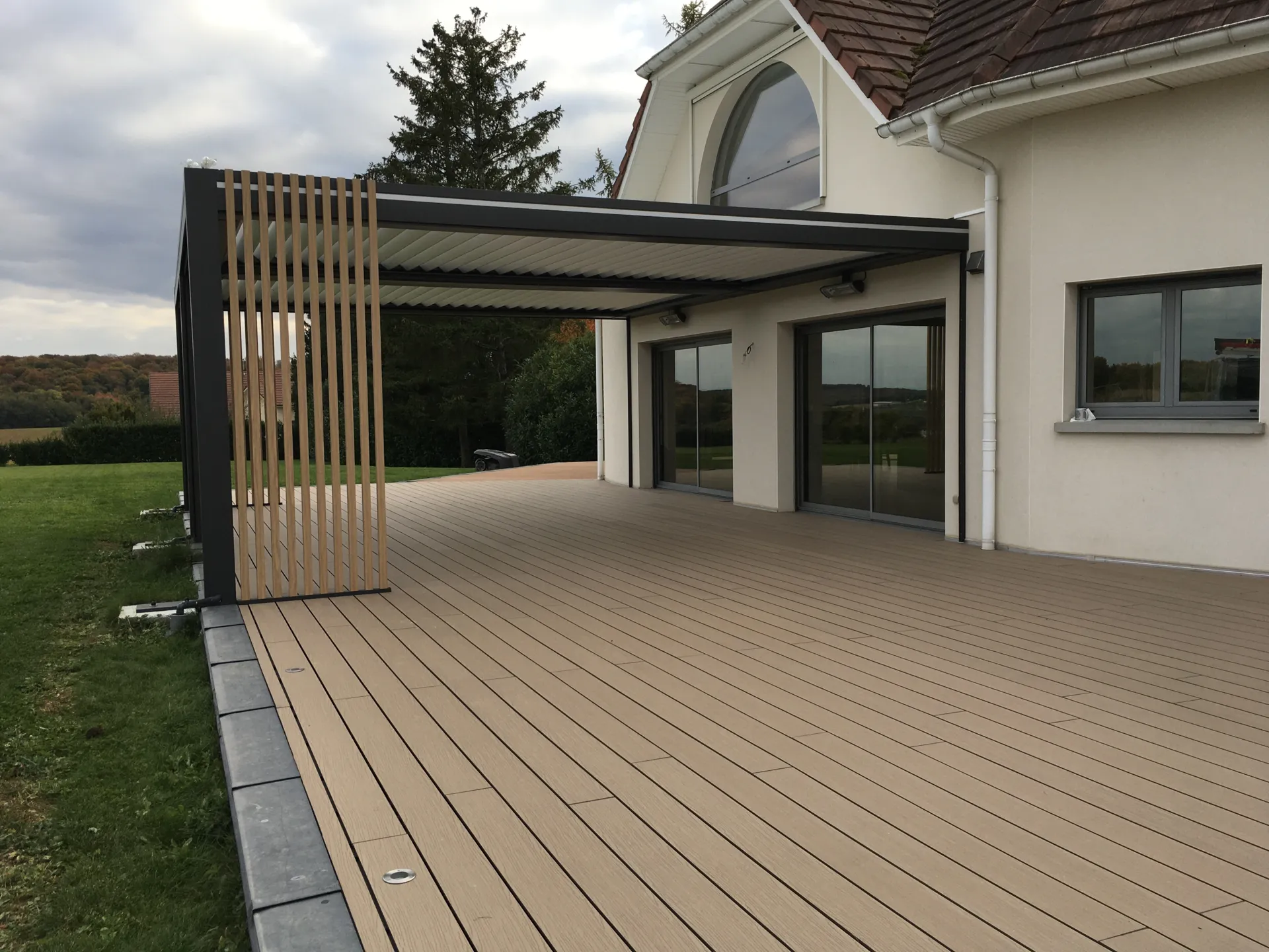 Vente et pose de pergola bioclimatique aluminium double module laqué teinte noir 2100 sablé attenante à la maison à Dorans près de Belfort
