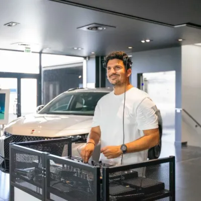 Recherche de DJ pour inauguration corporate avec animation élégante, matériel lumière et service traiteur à Carcassonne