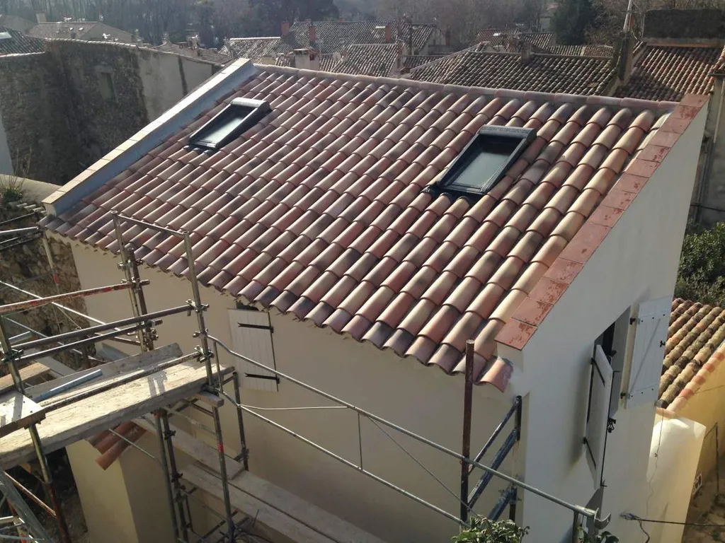 Réfection de la toiture d'une maison de village à Eyguières dans les Bouches du Rhône
