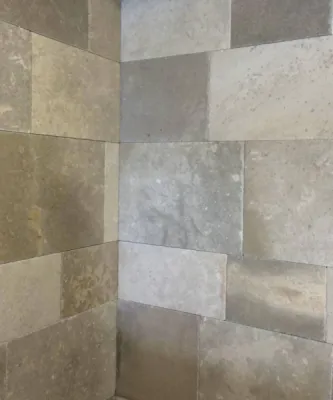 Travertin ou Montagnac pour dallage en pierre naturelle haut de gamme. Sol intérieur et sol extérieur