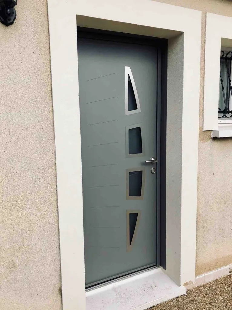 Porte d'entrée design sécurisée K-Line sur Carry le Rouet