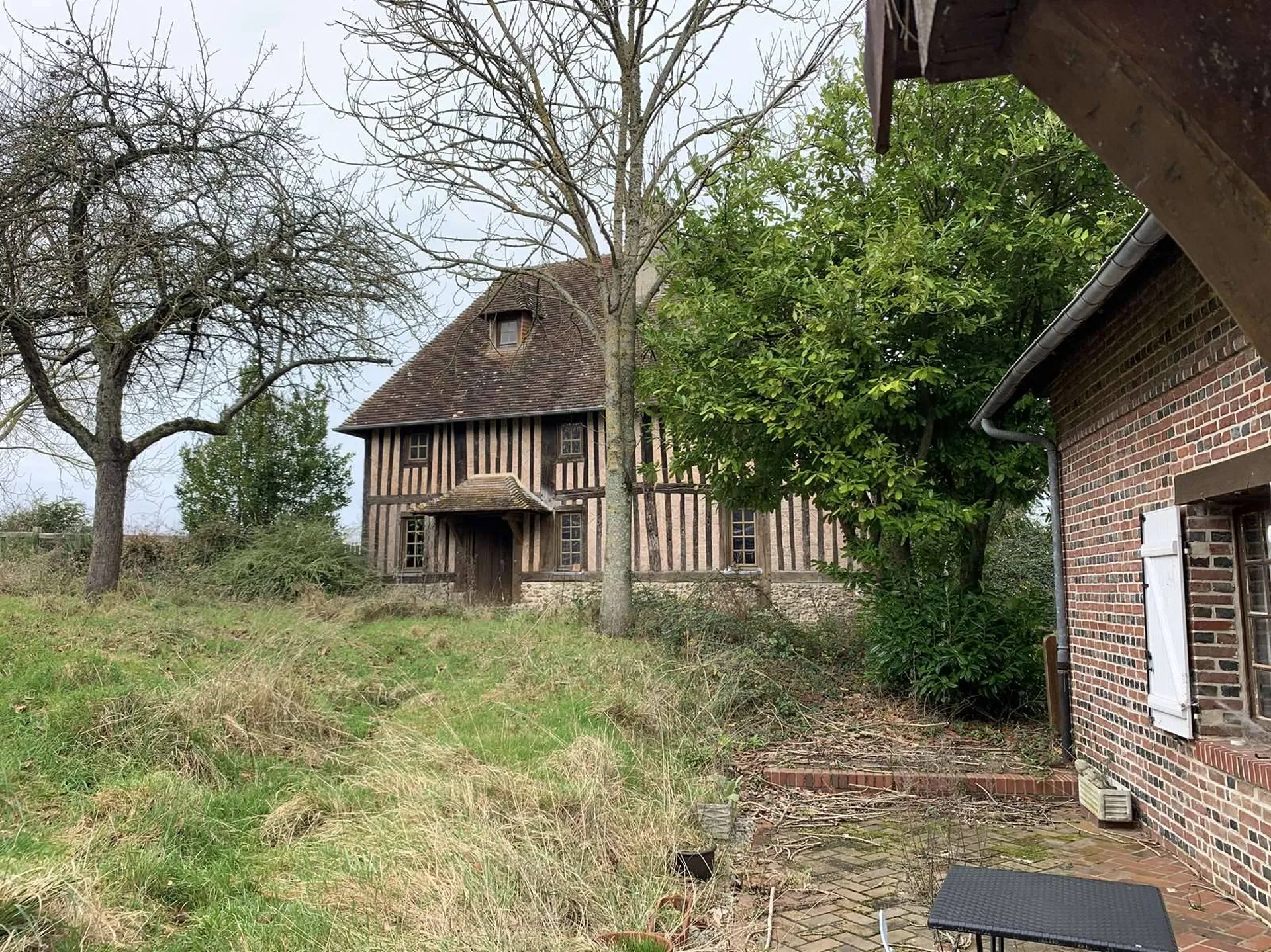 Acquisition entre LIVAROT 14140 et LISIEUX 14100 dans un environnement calme et préservé, belle propriété agricole avec plusieurs bâtiments, dont un manoir en colombages à restaurer.