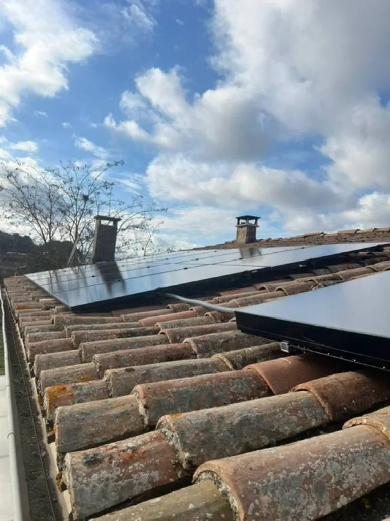Pose de panneaux solaires sur une toiture en tuile mécanique à Auriol à côté d'Aubagne