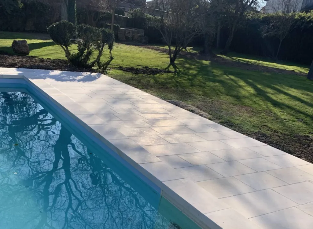 Quelle pierre naturelle choisir pour une terrasse et une plage de piscine ? Livraison Apt (84) !
