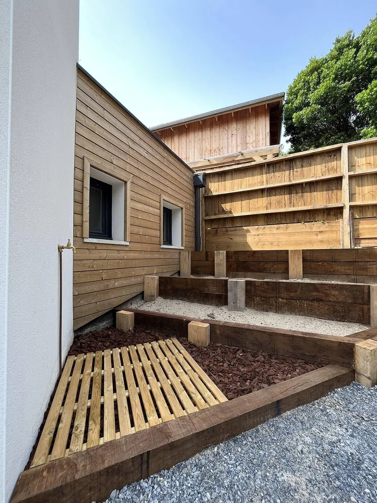 Quels avantages offrent les traverses en chêne pour un aménagement paysager durable près de Saint-Julien-en-Born