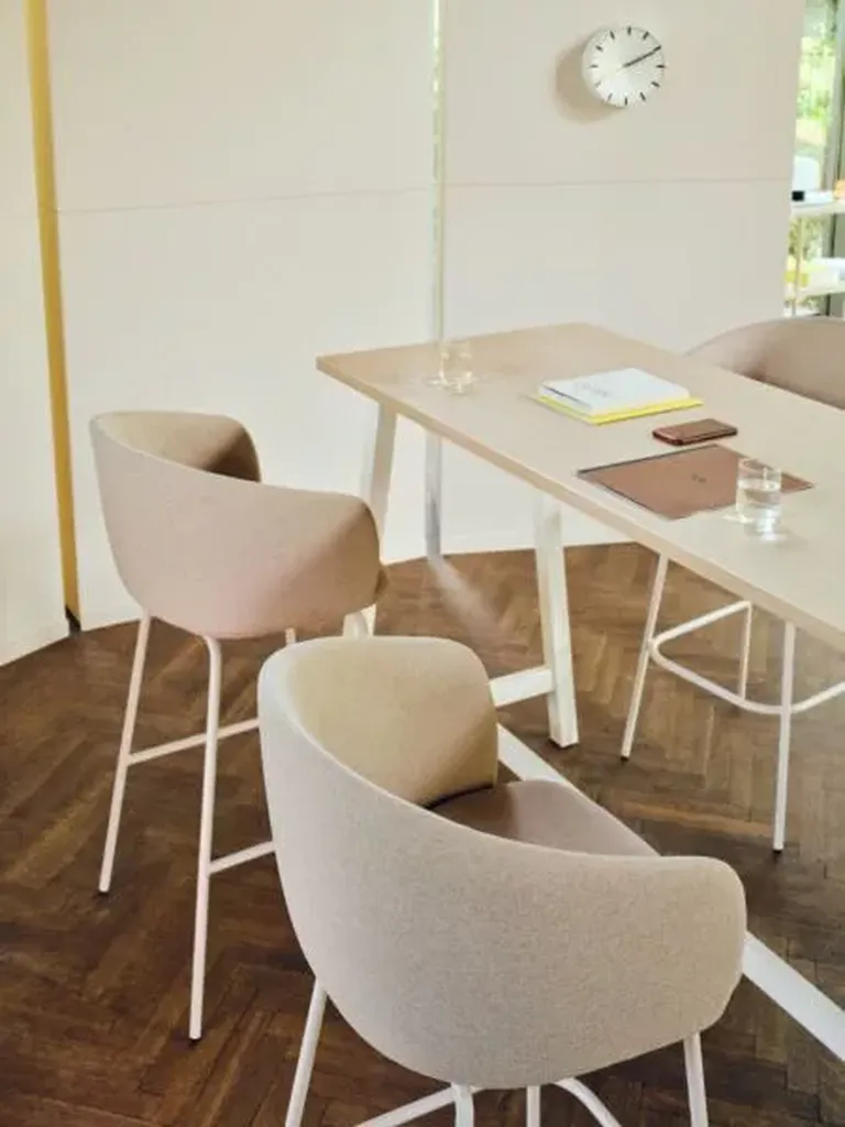 Tabouret haut Gracie professionnel pour bureaux & espaces collaboratifs dans toute région PACA : confort, normes et style.