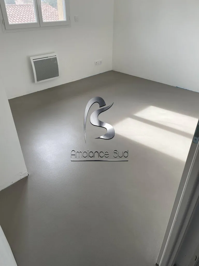 Un sol en béton ciré avec chape mince fibrée pour une maison contemporaine à moindre coût en Avignon