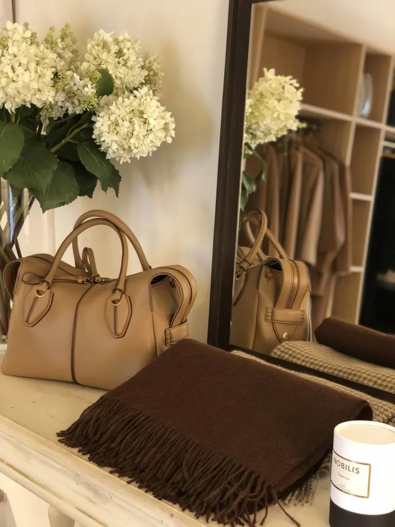 Sac Tod's, plaid et bougies Nobilis chez Sacha à Ménerbes