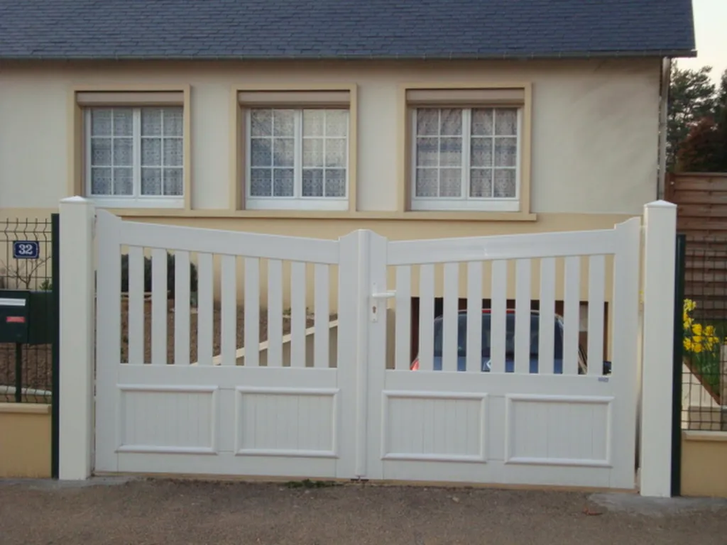 Installation de Portail Motorisé en PVC à 2 Battants pour Particuliers à Grand Quevilly et son Agglomération en Seine-Maritime 76