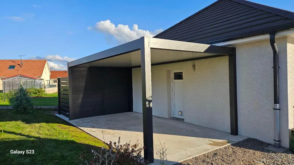 Abri de voiture aluminium adossé Tschoeppe à Ajaccio : appui sur façade existante, toiture au choix, sur mesure pour 1 ou 2 véhicules,  résistant à l'air marin