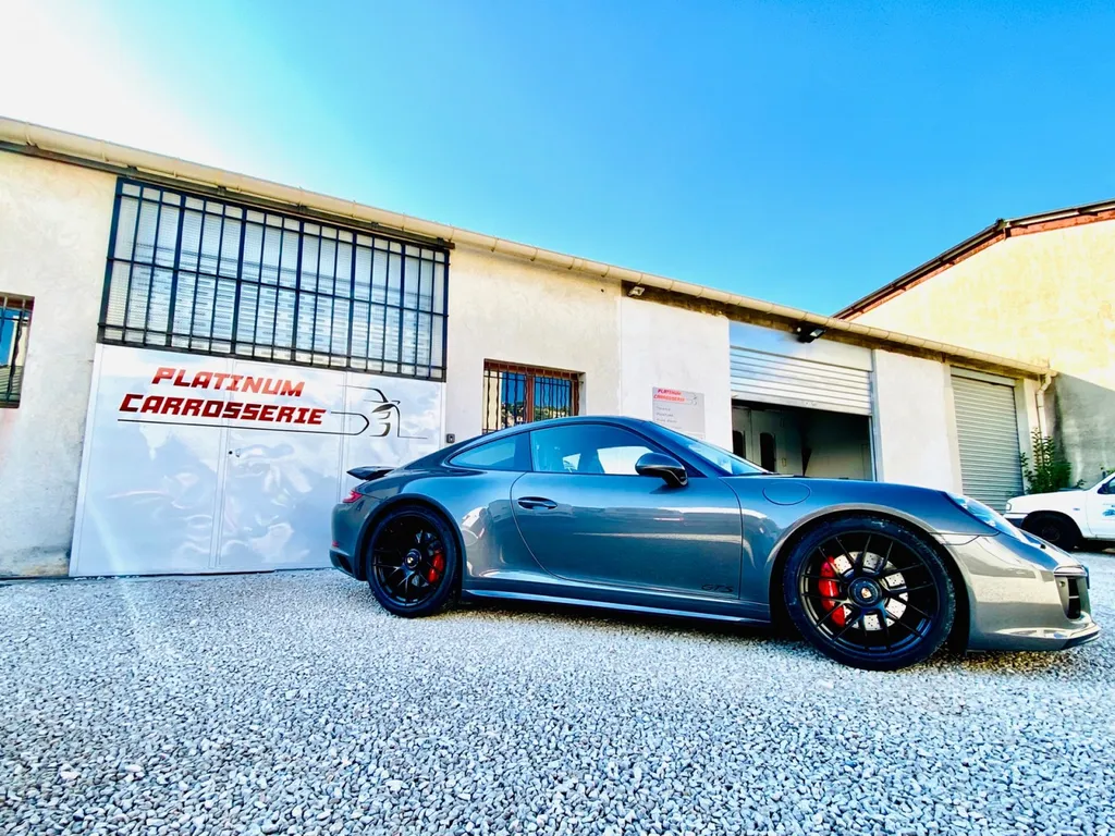 Réparation carrosserie Porsche 991 GTS  remise en état des jantes noir satiné et pares chocs avec Platinum Carrosserie Carnoux