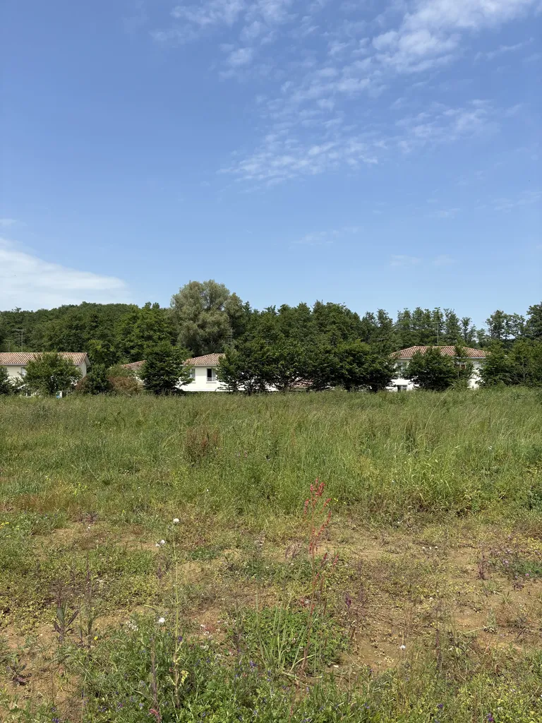 Terrain à bâtir de 365m² à La Sauve, proche de la commune de Créon et de ses commodités