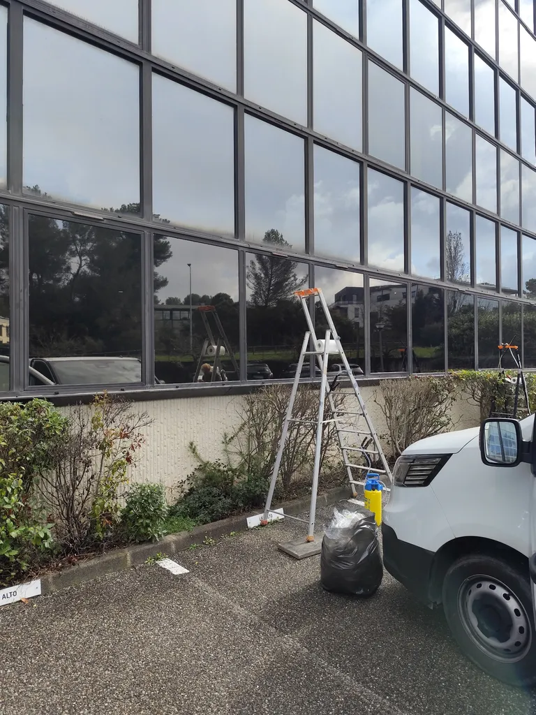 INSTALLATION SUR BATIMENT DE BUREAUX FILMS NATURAL 80 XC PROTECTION CONTRE LA CHALEUR ET LUMINOSITÉ SUR AIX LA DURANNE 13