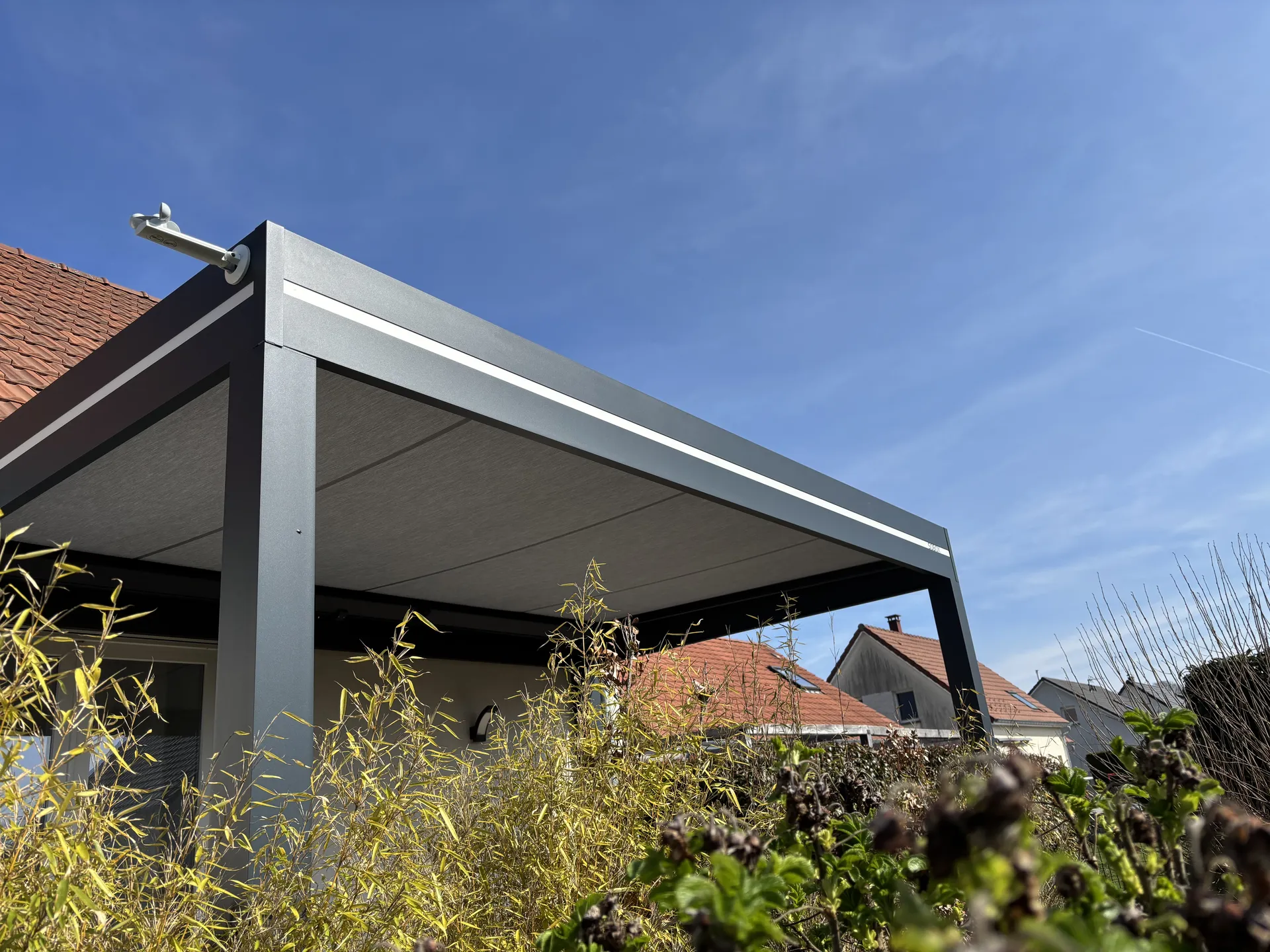 Réalisation d’une pergola store  dans le Territoire de Belfort à  Sermamagny 90300 coloris 7016, toiles Dickson imperméable couleur gris souris