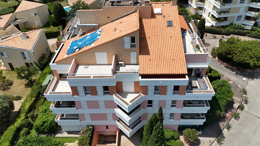 Étanchéité des jardinières (190 m²) : réfection complète avec traitement des points singuliers, mise en œuvre d’un complexe bicouche bitumineux avec protection par dalles sur plots ou gravillons selon zones, et réfection des évacuations.