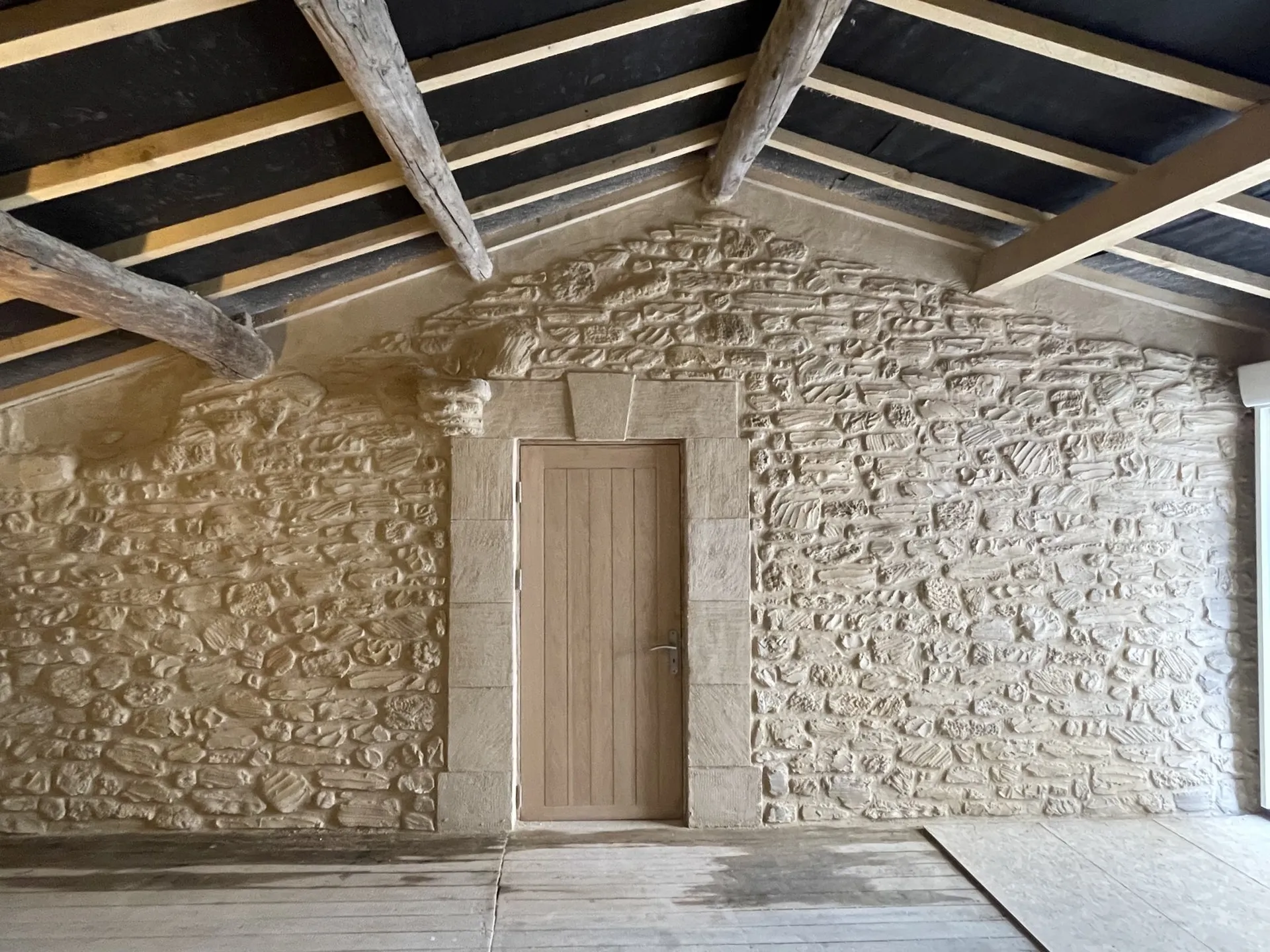 Rénovation des murs d’une chambre parentale à la chaux à Causses et Veyran proche de Béziers dans l’Hérault