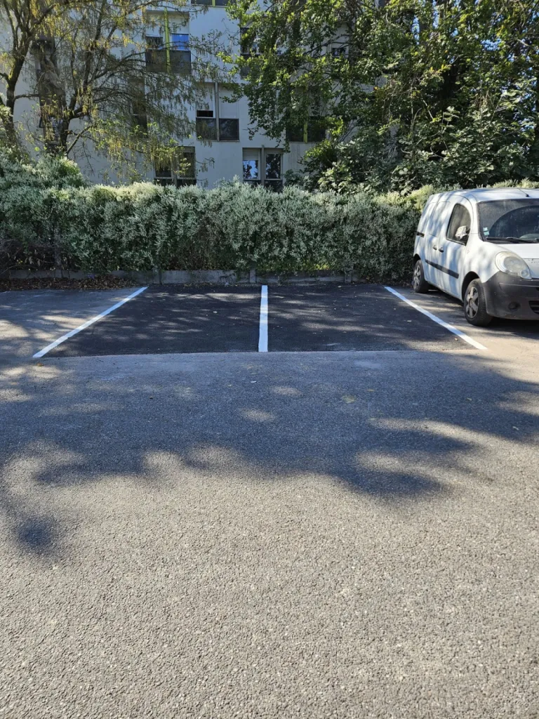 Entreprise de terrassement dans l'Ain pour démolition d'un ancien enrobé pour mise en œuvre d'un nouveau enrobé et marquage au sol dans un parking de copropriété à Divonne-les-Bains