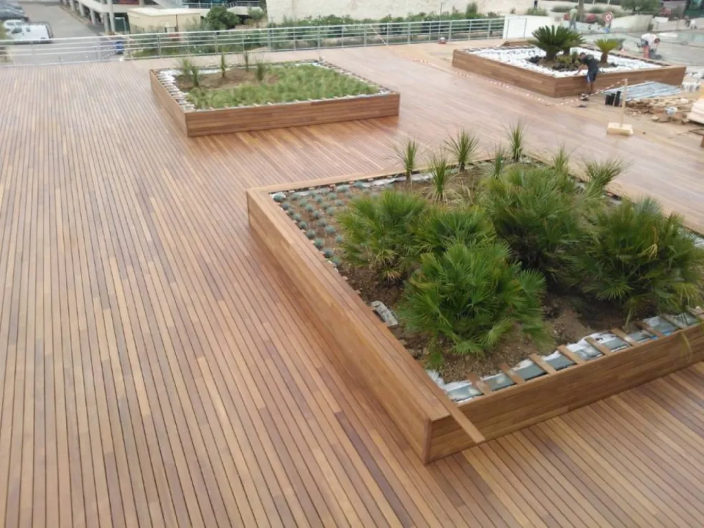 Pose d'une terrasse en bois exotique Ipé fixation système Softline de Vetedy pour la  à marseille.