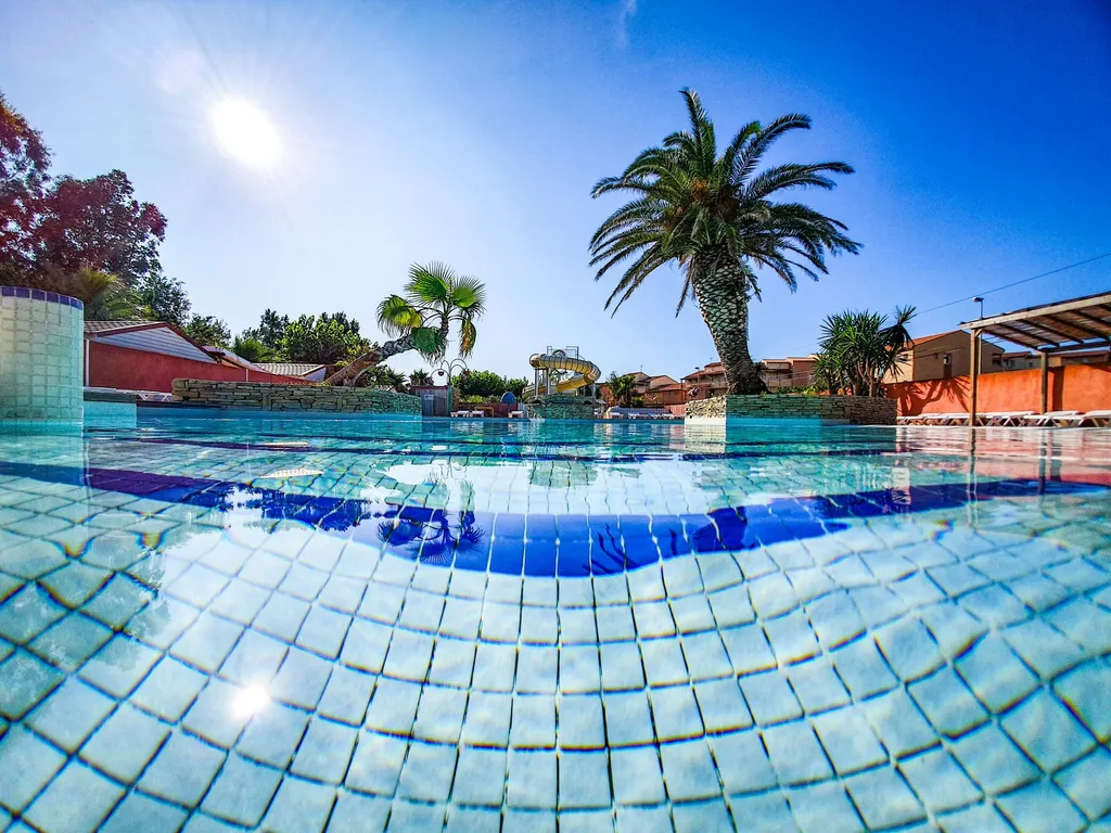 location avec belle piscine et toboggan proche de la plage de Sète