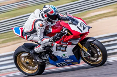 PARTENARIAT SUR MOTO DE COURSE