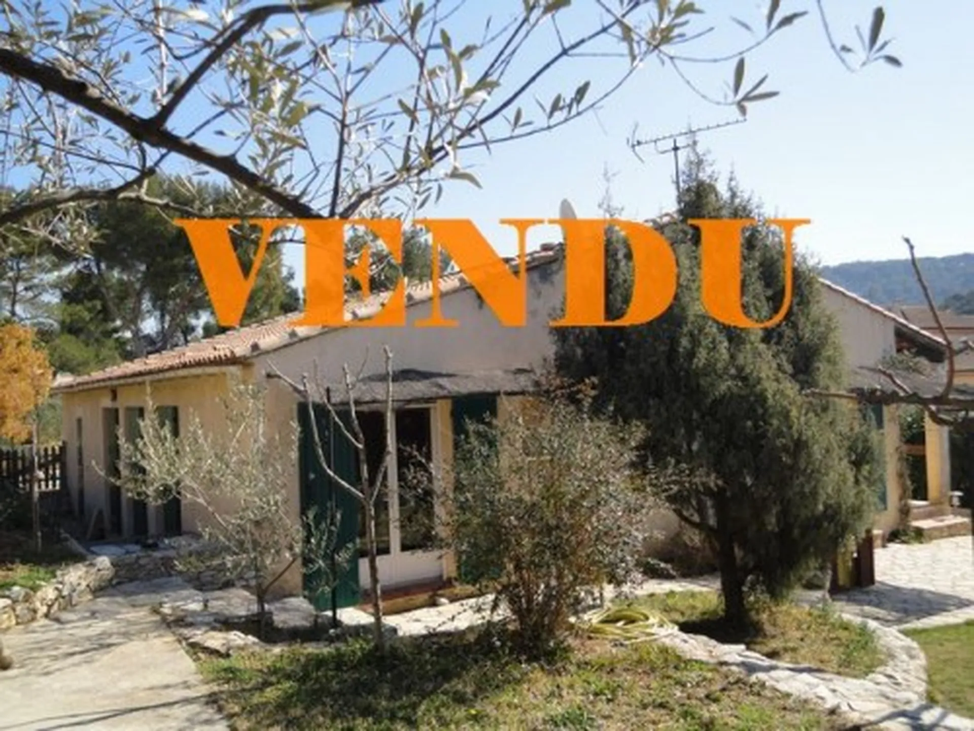 Maison à vendre carnoux avec pool house cheminée piscine