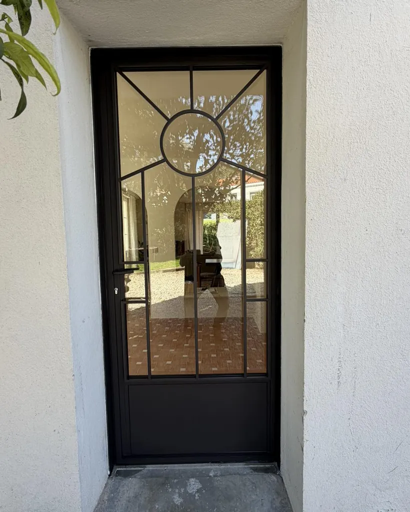 Fabrication d'une porte d'Entrée en fer et verre sur-Mesure pour une Villa à Puyricard parlaFerronnerie Ascenzio