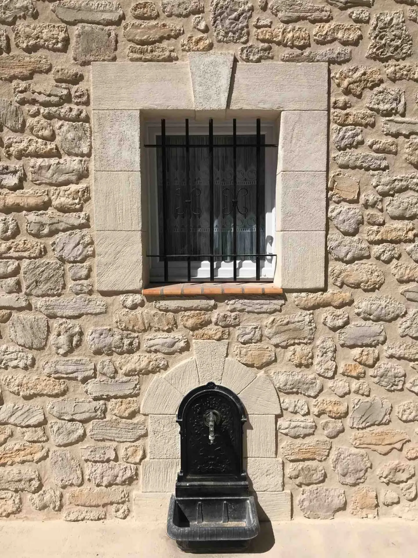 Rénovation d’une façade en pierre à Marseillan proche de Sète