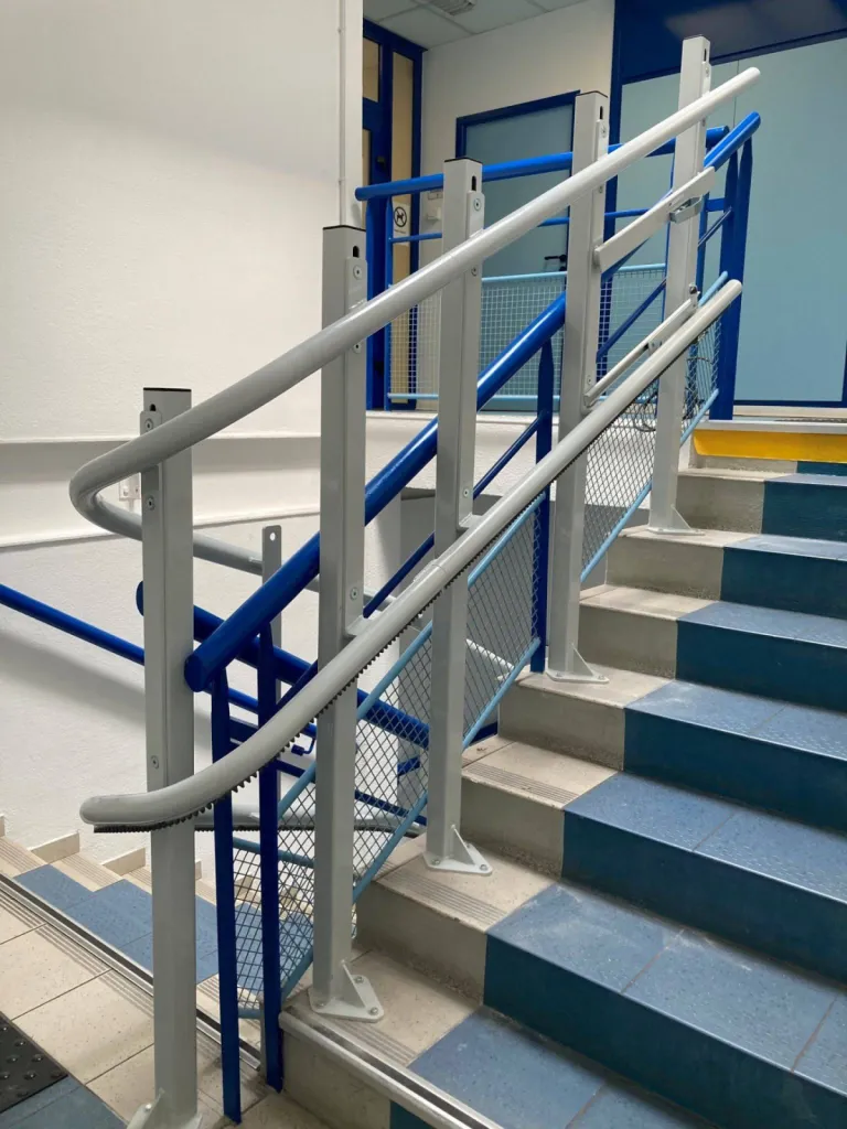 La qualité de prise de mesures réalisée par Oval'Access est primordiale pour réussir l'implantation en intérieur de cette plateforme oblique LEHNER STRATOS dans un escalier de copropriété de bureaux à Toulon près de Marseille